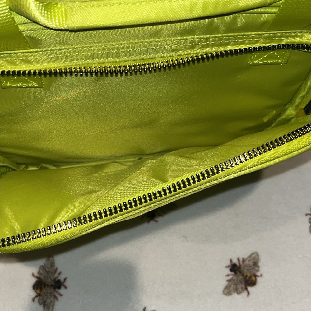 For your traveling needs great toiletry bag plenty of room! Vibrant color, green - Picture 8 of 14